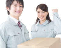 作業スタッフが荷物を仕分け梱包から清掃まで行います。